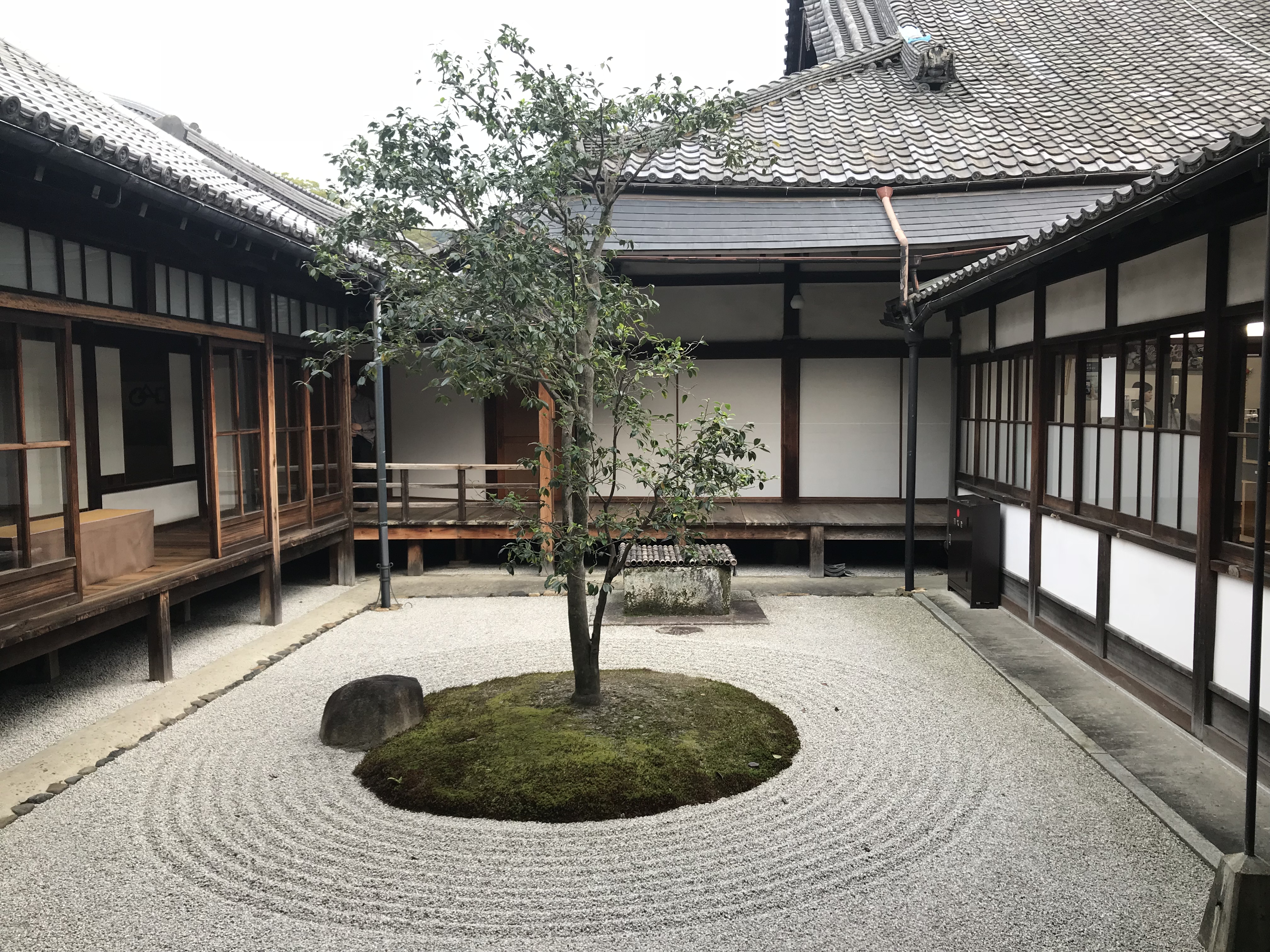 建仁寺の庭・ちょうおんてい潮音庭と〇△☐の庭の石の不思議 | 京都